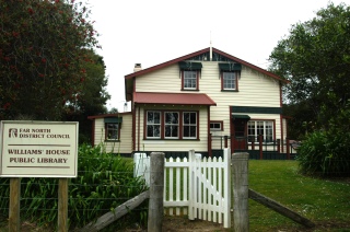 Williams House Paihia - kissing gate
